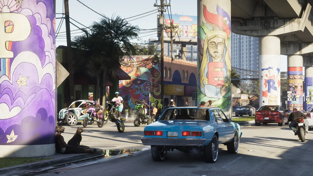 Színes falfestményekkel borított Vice City felüljáró motorosokkal és autókkal